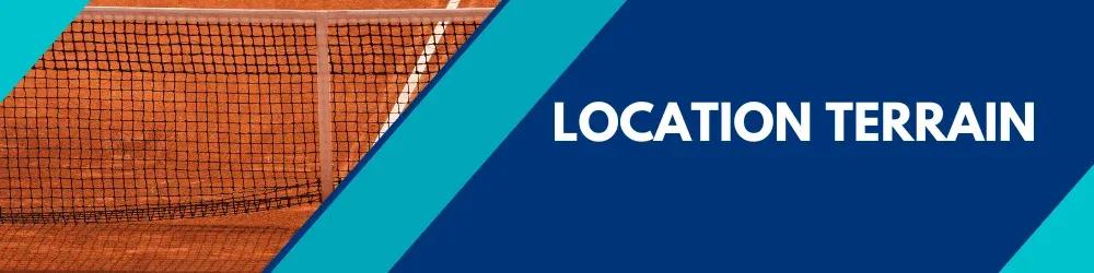 Banner Tennis Agadir Training: la rete di un campo in terra rossa, con la scritta «Noleggio campi»