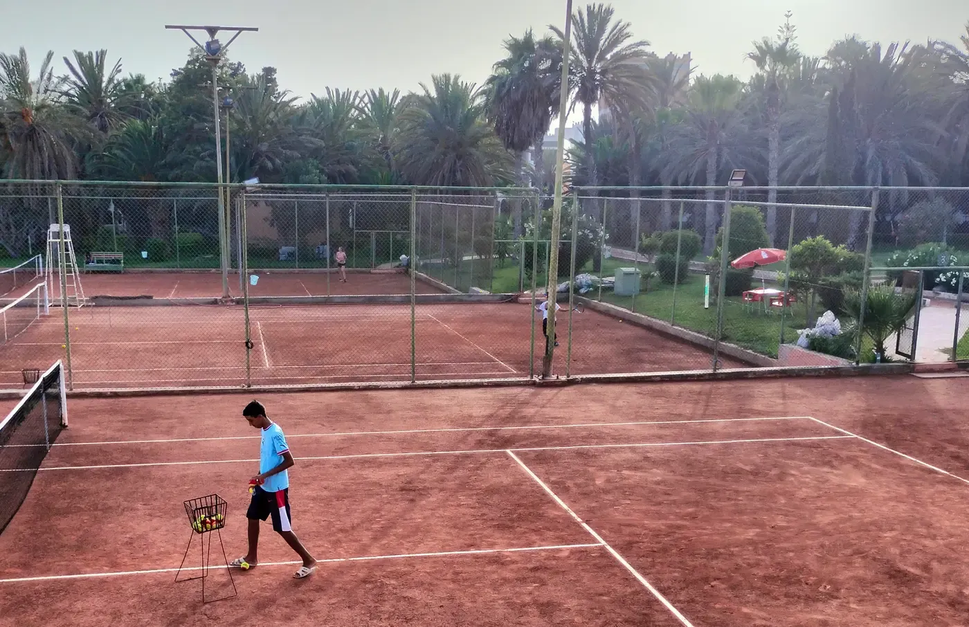 Die Sandplätze des Clubs Tennis Agadir Training bei Tageslicht