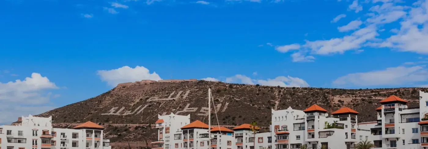 Tennis unter der Sonne von Agadir: der Kasbah-Hügel und die Dächer der Marina unter klarem Himmel