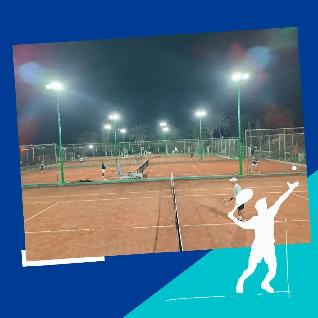 Einzeltraining am Abend: die Flutlichtplätze des Clubs, von der Grundlinie aus gesehen
