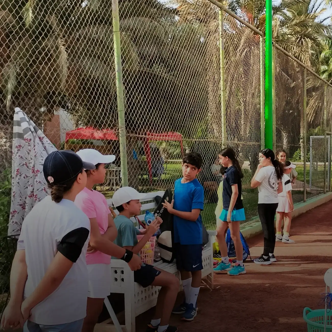 Stage di tennis per giovani: il gruppo riunito a bordo del campo in terra rossa del circolo