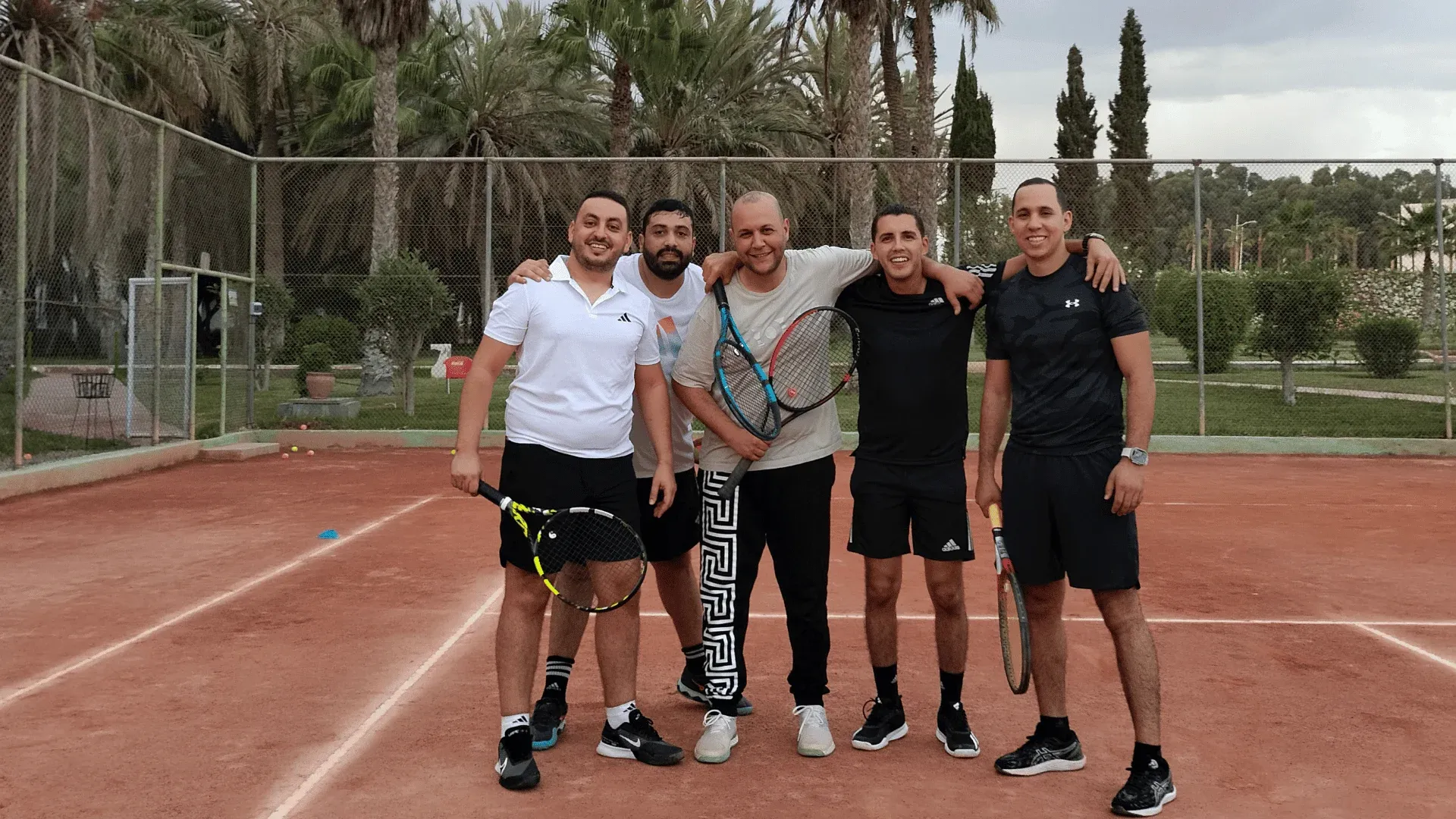 Stage adultes sur un court en terre battue du club Tennis Agadir Training