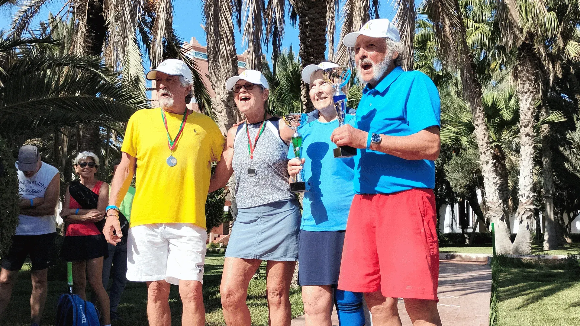 Soggiorno tennis al circolo di Agadir: quattro partecipanti con trofei e medaglie sotto le palme